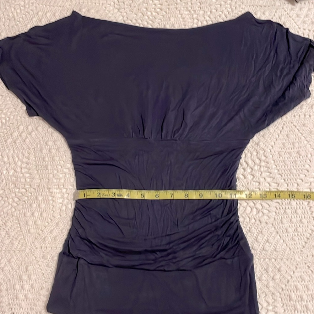 Form fitting cute top - Picture 2 of 4